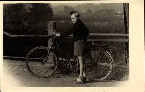 Foto Ak Junge mit einem Fahrrad, Käppi, Sandalen