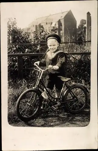 Foto Ak Junge mit einem Fahrrad, Kinderrad