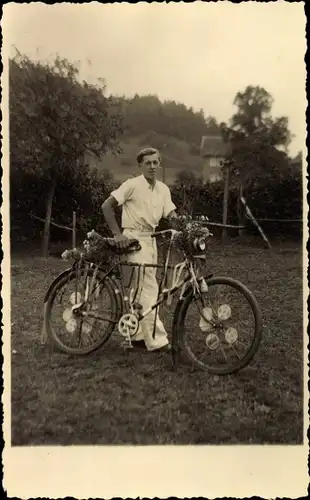 Foto Ak Mann mit Fahrrad, Standportrait