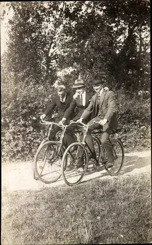 Foto Ak Drei Männer auf Fahrrädern, Spazierfahrt