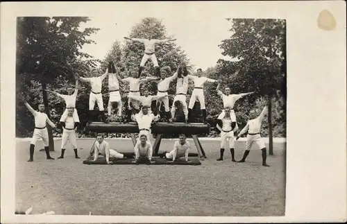 Foto Ak Turnerriege, Turner in einer Menschenpyramide, Böcke, Handstand