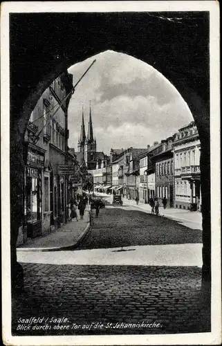 Ak Saalfeld an der Saale Thüringen, Oberes Tor, Blick auf die St. Johannskirche, Straßenpartie