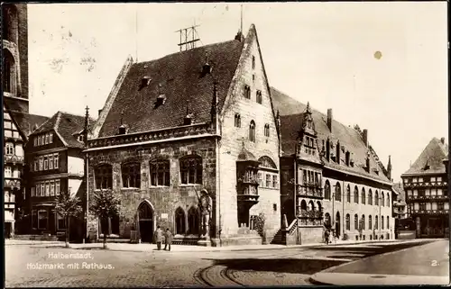 Ak Halberstadt in Sachsen Anhalt, Holzmarkt mit Rathaus, Straßenpartie