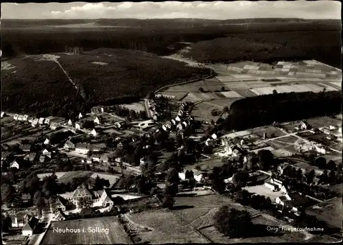 Ak Neuhaus im Solling Holzminden in Niedersachsen, Totalansicht, Fliegeraufnahme