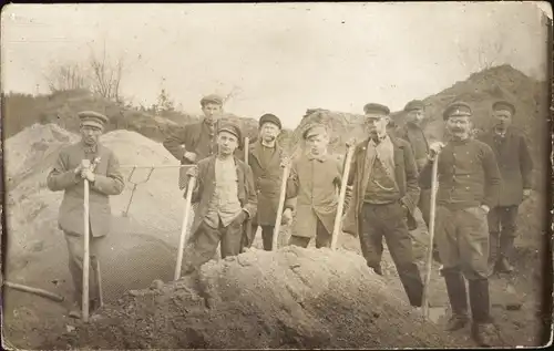 Foto Ak Arbeiter auf einer Baustelle, Schaufeln, Sand