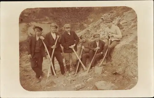 Foto Ak Arbeiter mit Schaufeln, Gruppenportrait