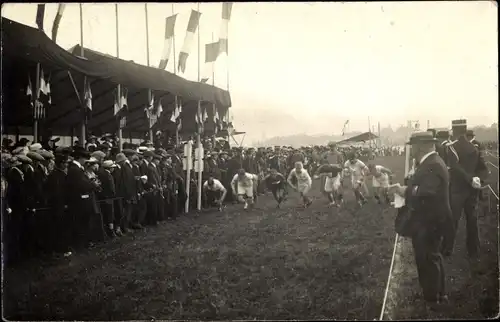 Foto Ak Frankreich, Wettlauf, Startschuss, Läufer, Zuschauer