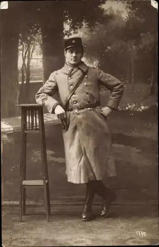 Foto Ak Französischer Soldat in Uniform, Standportrait
