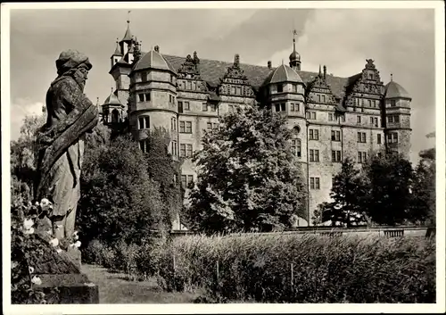 Ak Neuenstein im Hohenlohekreis, Gesamtansicht von Westen, Steinfigur