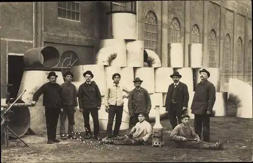 Foto Ak Arbeiter vor einer Fabrik, Metallrohre, Walzwerkstatt