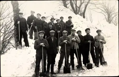Foto Ak Arbeiter beim Schneeschippen, Schaufeln, Gruppenportrait