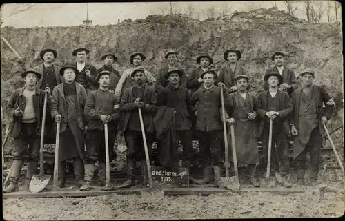 Foto Ak Arbeiter auf einer Baustelle, Landsturm 1915, Soldatenausbildung