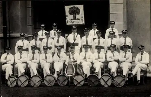 Foto Ak Spielmannszug, Gut Spiel 1924, Gruppenportrait, Schellenbaum, Trommeln