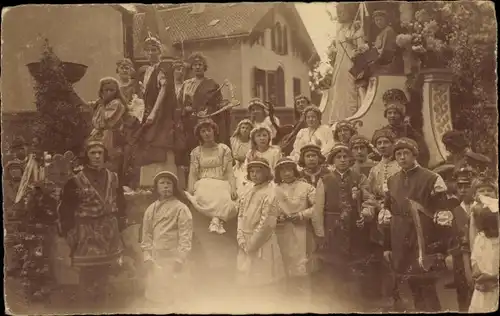 Foto Ak Kostümierte an einem Umzugswagen, Straßenfest