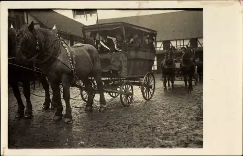 Foto Ak Pferdewagen, Festwagen, Regenwetter, Bauernhof