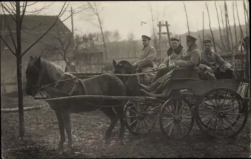 Foto Ak Deutsche Soldaten auf einem Pferdewagen, I. WK