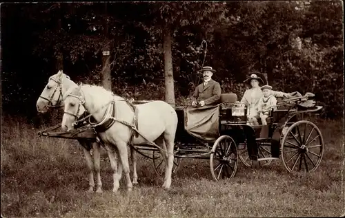 Foto Ak Pferdekutsche, Kutscher, Frau mit Sohn