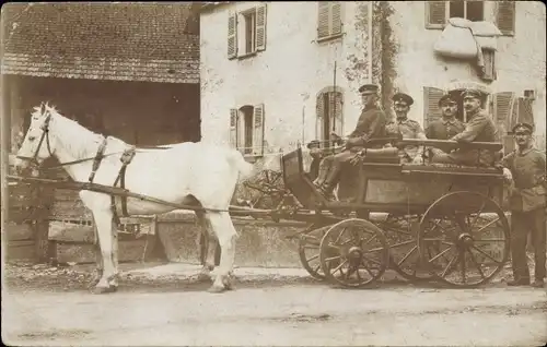 Foto Ak Deutsche Soldaten auf einem Pferdewagen, Weißes Pferd, I. Wk