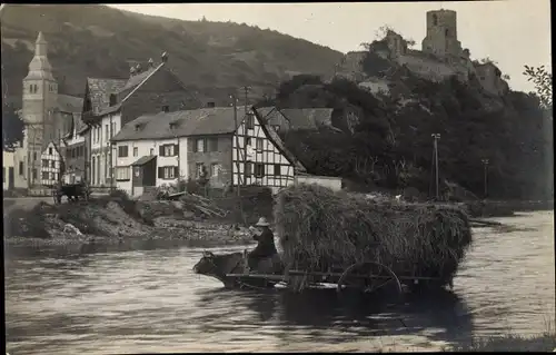 Foto Ak Rinderwagen überquert einen Fluss, Burgturm