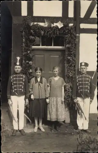 Foto Ak Kostümierte Männer, Junge Frauen, Festlichkeiten