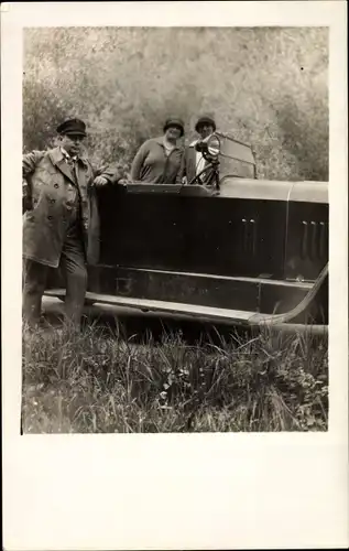 Foto Ak Zwei Frauen und Mann an einem Automobil, Rheinprovinz