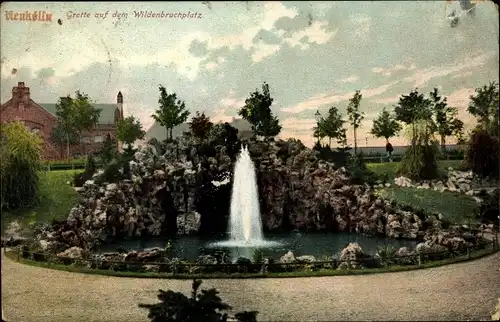 Ak Berlin Neukölln, Grotte auf dem Wildenbruchplatz, Springbrunnen, Haus