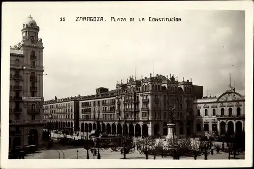 Ak Zaragoza Saragossa Aragonien Spanien, Plaza de la Constitucion, Denkmal, Straßenbahn