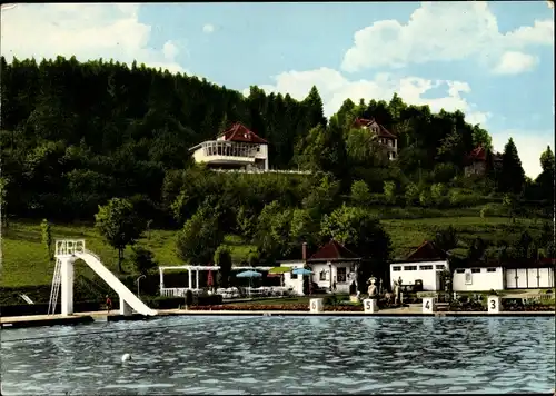 Ak Bad Driburg in Westfalen, Freibad, Blick auf die Falkenhöhe