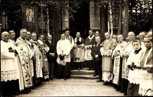 Foto Ak Frankreich, Pfarrer, Altarjungen, Priester, Geistliche