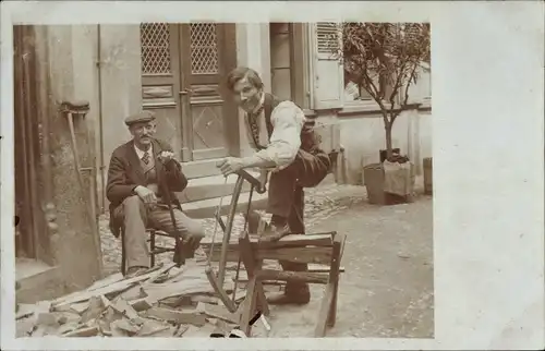 Foto Ak Junger Mann beim Holzsägen, Säge, Alter Mann mit Krückstock