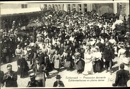 Ak Echternach Luxemburg, Procession dansante Echternachoises en pleine danse, Straßenfest