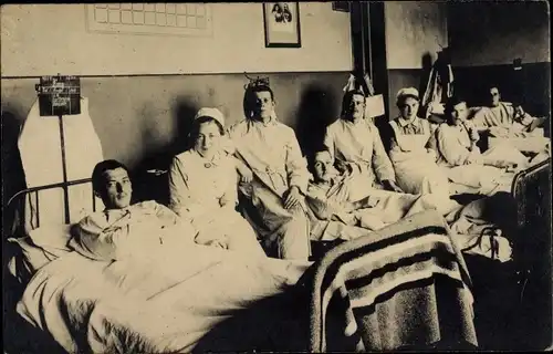 Foto Ak Deutsche Soldaten im Lazarett, Krankenbetten, Krankenschwestern, I. WK