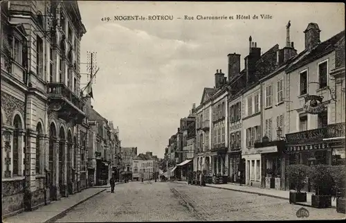 Ak Nogent le Rotroi Eure et Loir, Rue Charonnerie et Hôtel de Ville