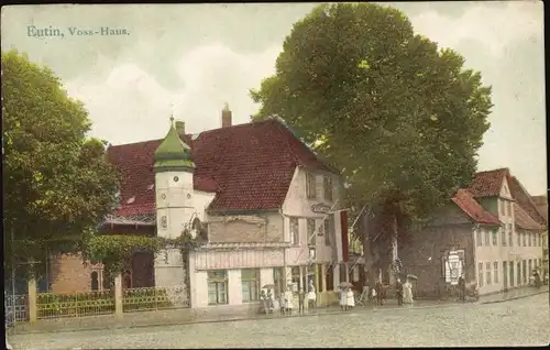 Ak Eutin in Ostholstein, Voss Haus, Straßenpartie, Passanten im Regen