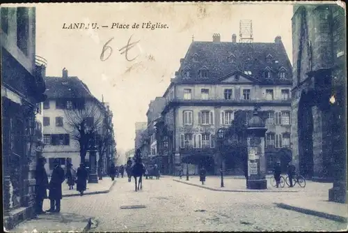 Ak Landau in der Pfalz, Place d'Église Kirchplatz, Passanten, Pferdekutsche, Fahrradfahrer