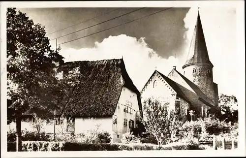 Ak Neukirchen in Ostholstein, Haus mit Reetdach, Kirche