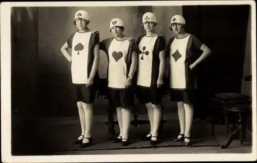 Foto Ak Vier Mädchen in Kostümen, Kartenspiel, Pik, Herz, Kreuz, Karo