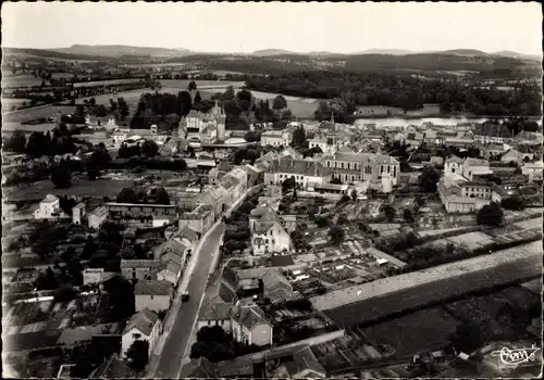 Ak La Clayette Saône et Loire, Vue aérienne, Fliegeraufnahme vom Ort