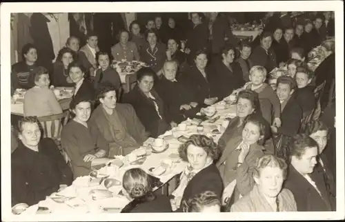 Foto Ak Fischbachau Leitzach Oberbayern, gesellige Runde an eingedeckter Tafel