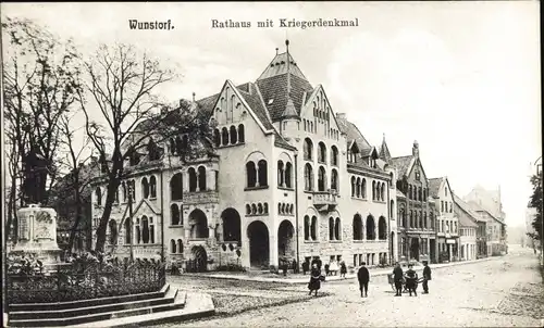 Ak Wunstorf in Niedersachsen, Rathaus m. Kriegerdenkmal, Straßenpartie, Passanten