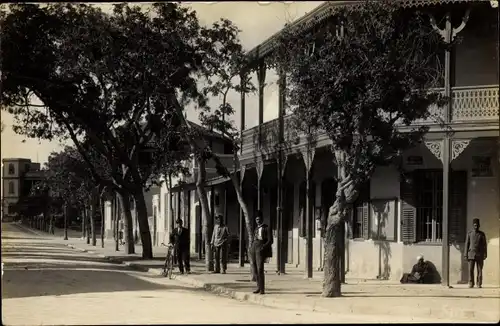 Foto Ak Ägypten, Straßenpartie, Gebäude, Passanten