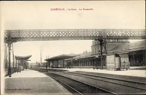 Ak Lunéville Lothringen Meurthe et Moselle, La Gare, La Passerelle