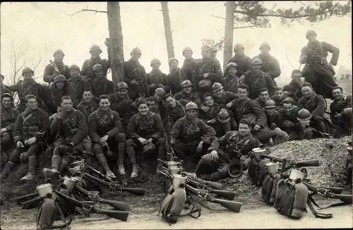 Foto Ak Französische Soldaten in Uniformen, Gruppenportrait, Rucksäcke, Gewehre