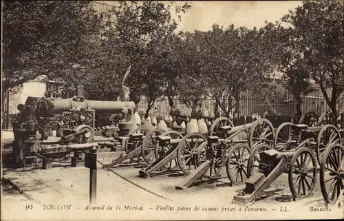 Ak Toulon Var, Arsenal de la Marine, Vieilles pièces de canons prises à l'ennemi