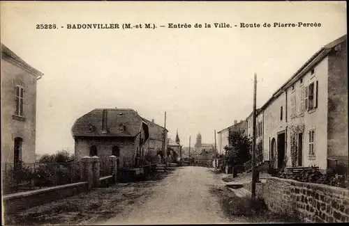 Ak Badonviller Lothringen Meurthe et Moselle, Entrée de la Ville, Route de Pierre Percée