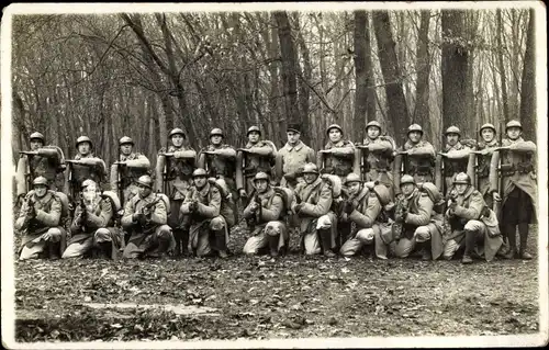 Foto Ak Französische Soldaten, Gruppenportrait, Helme, Gewehre