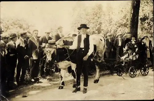 Foto Ak Frankreich, Kostümierte, Rinderwagen, Festlichkeiten