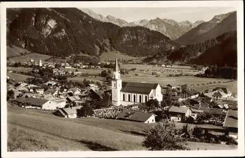 Ak Bad Hindelang im Oberallgäu, Blick auf den Ort mit Kirche und Gebirge