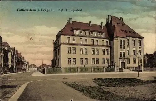 Ak Falkenstein im Vogtland Sachsen, Kgl. Amtsgericht, Gesamtansicht, Straßenseite