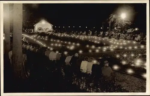 Foto Ak St. Andreasberg Braunlage im Harz, Bühne, Veranstaltung, Zuschauer, Kurgäste, Nacht